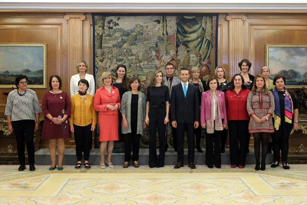 La Reina Letizia en audiencia con una representación de la Asociación de Afectados por Cáncer de Ovario © Casa S.M. El Rey