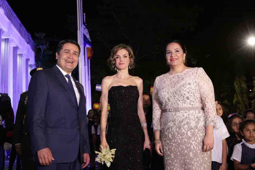 reina-letizia-con-el-presidente-de-honduras-y-la-primera-dama1.jpg