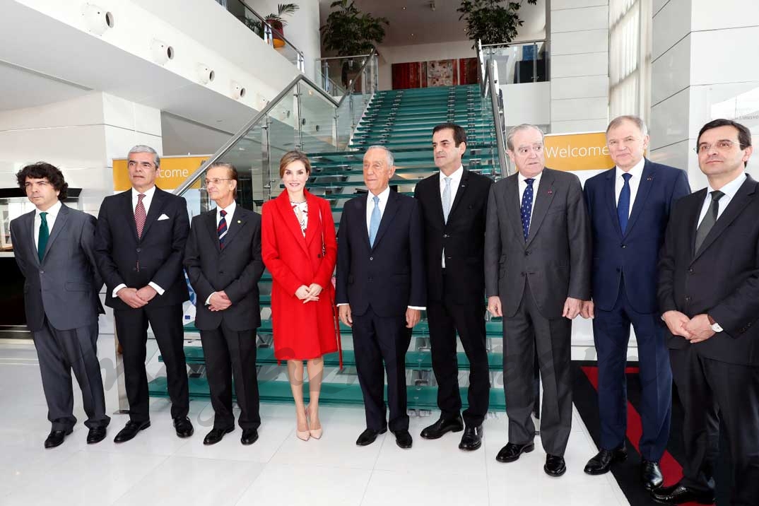 Su Majestad la Reina junto a las personalidades y autoridades asistentes a la conferencia © Casa S.M. El Rey