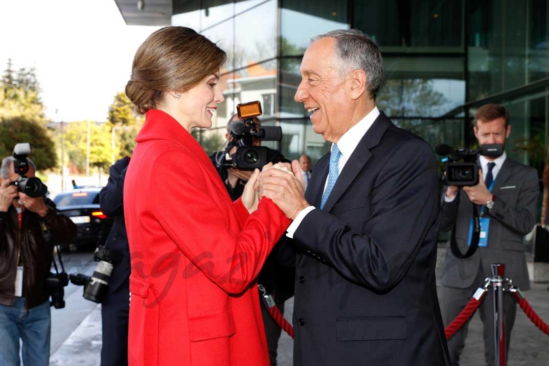 Su Majestad la Reina es recibida por el presidente de la República Portuguesa, Marcelo Rebelo de Sousa © Casa S.M. El Rey