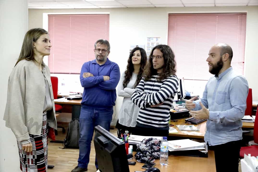 Doña Letizia durante el recorrido conversa con empleados de la Confederación © Casa S.M. El Rey