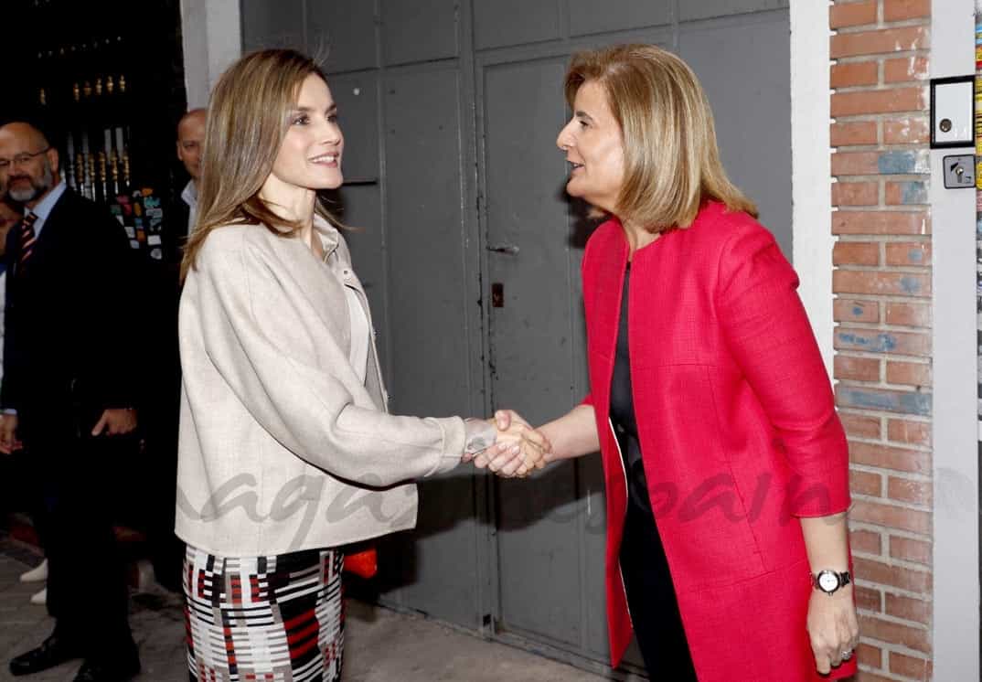 Su Majestad la Reina recibe el saludo de la ministra de Sanidad, Servicios Sociales e Igualdad en funciones, Fátima Báñez © Casa S.M. El Rey