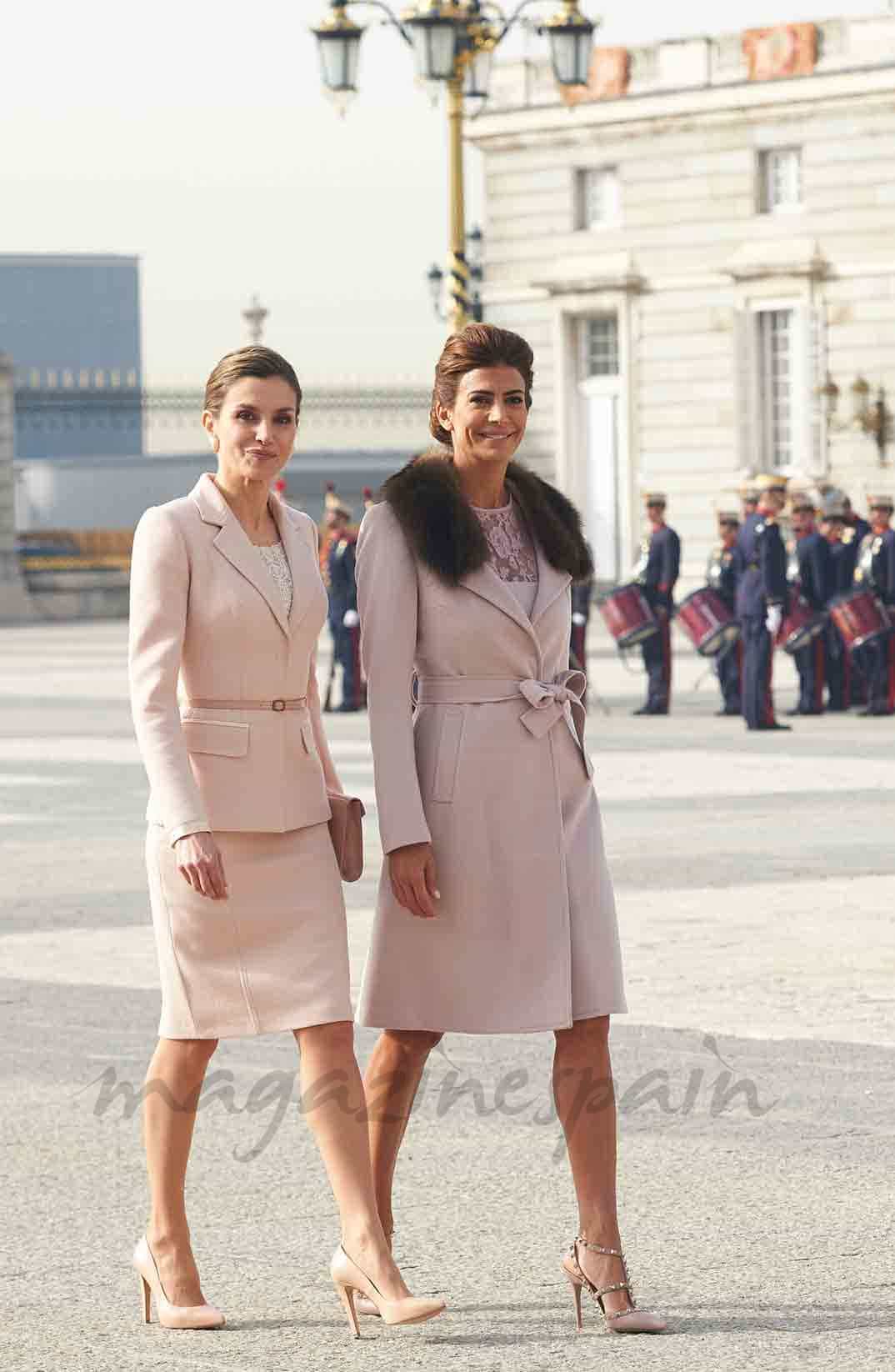 reina letizia y juliana awada compiten en elegancia