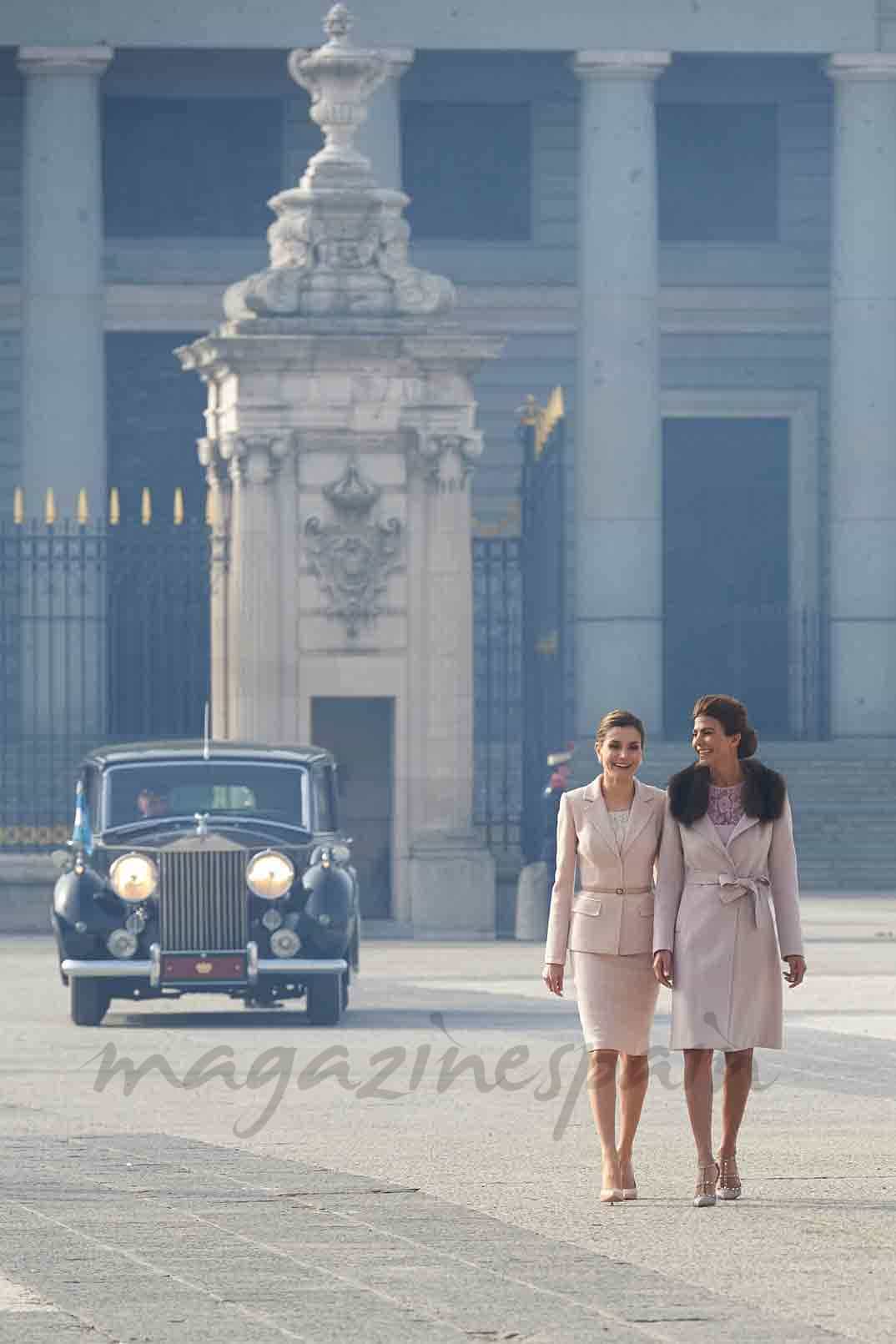 reina letizia y juliana awada compiten en elegancia