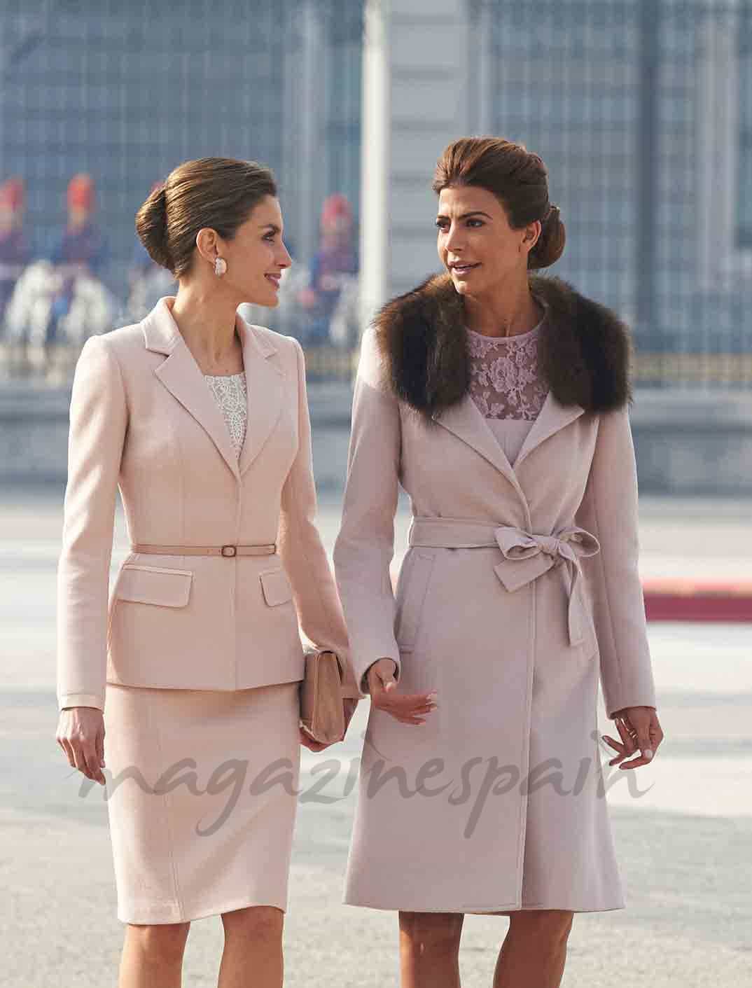 reina letizia y juliana awada compiten en elegancia