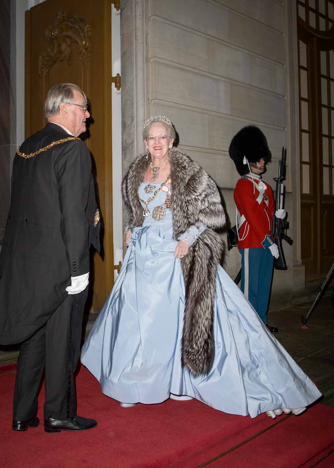 reina-margarita-y-principe-henrik- en la cena de gala de ano nuevo