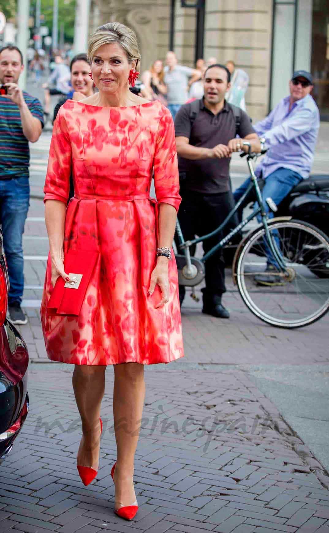 primavera en el traje de la reina maxima de holanda