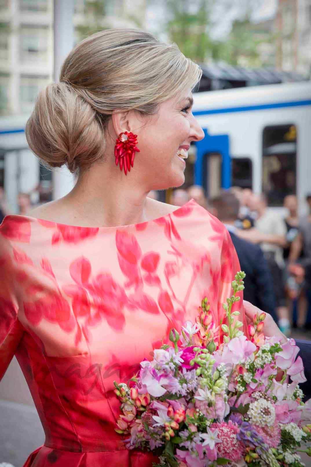 primavera en el traje de la reina maxima de holanda