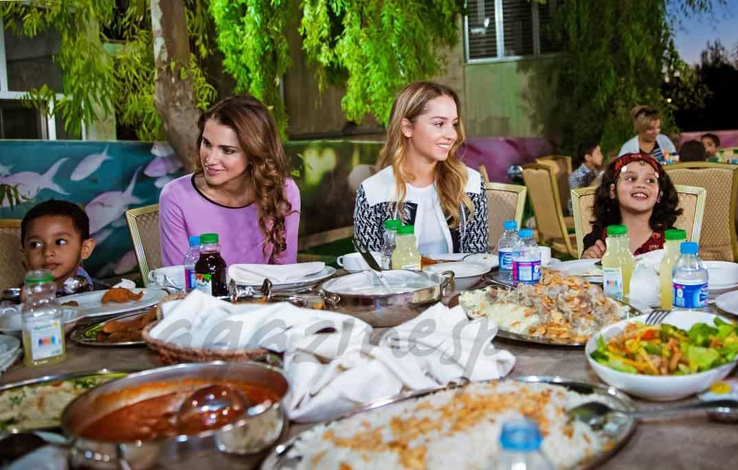 rania de jordania y la princesa iman solidarias en un orfanato en amman