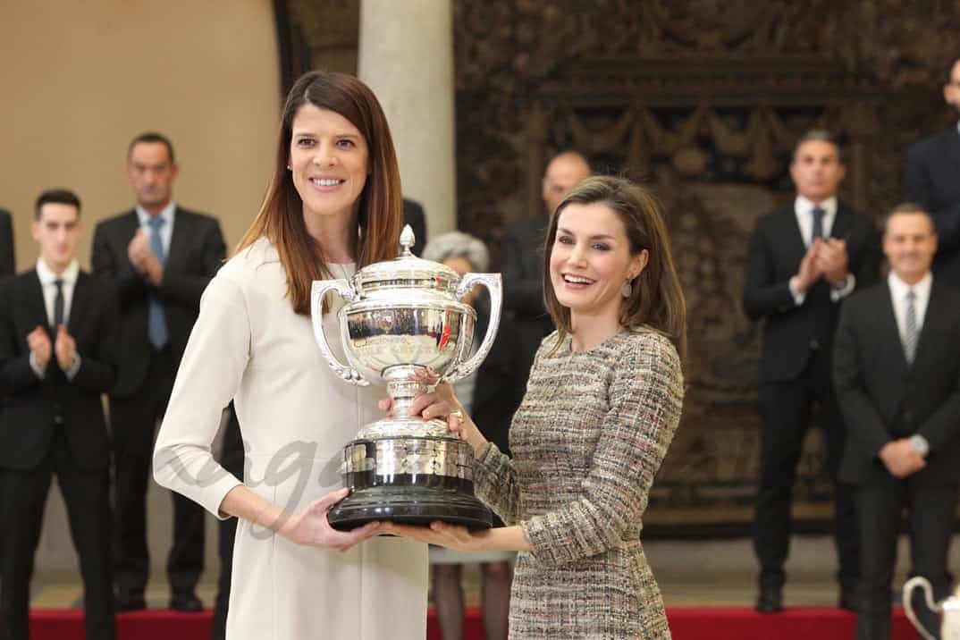 Su Majestad la Reina entrega el Premio Reina Letizia, a la deportista Ruth Beitia Vila © Casa S.M. El Rey