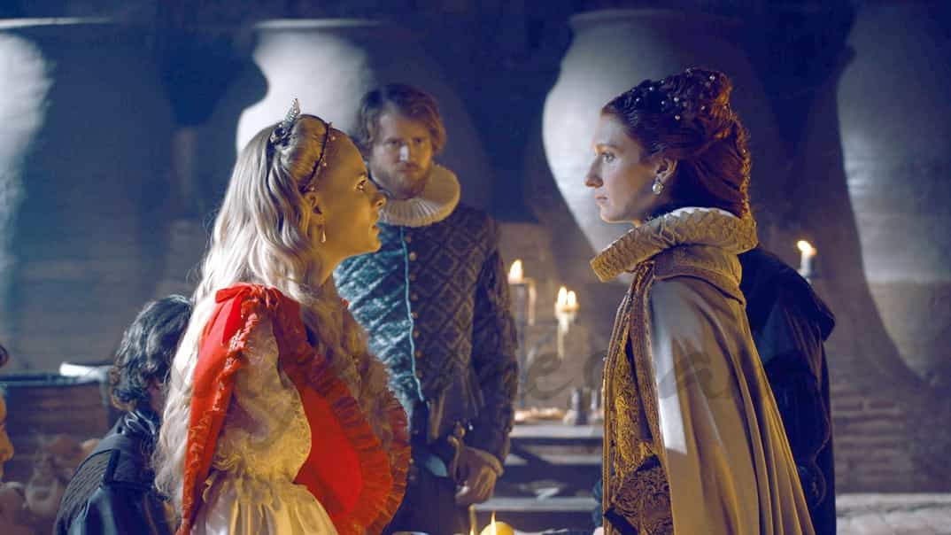 : María Estuardo de Escocia (Olivia Chenery) e Isabel I de Inglaterra (Rebecca Scott) - Reinas - © RTVE