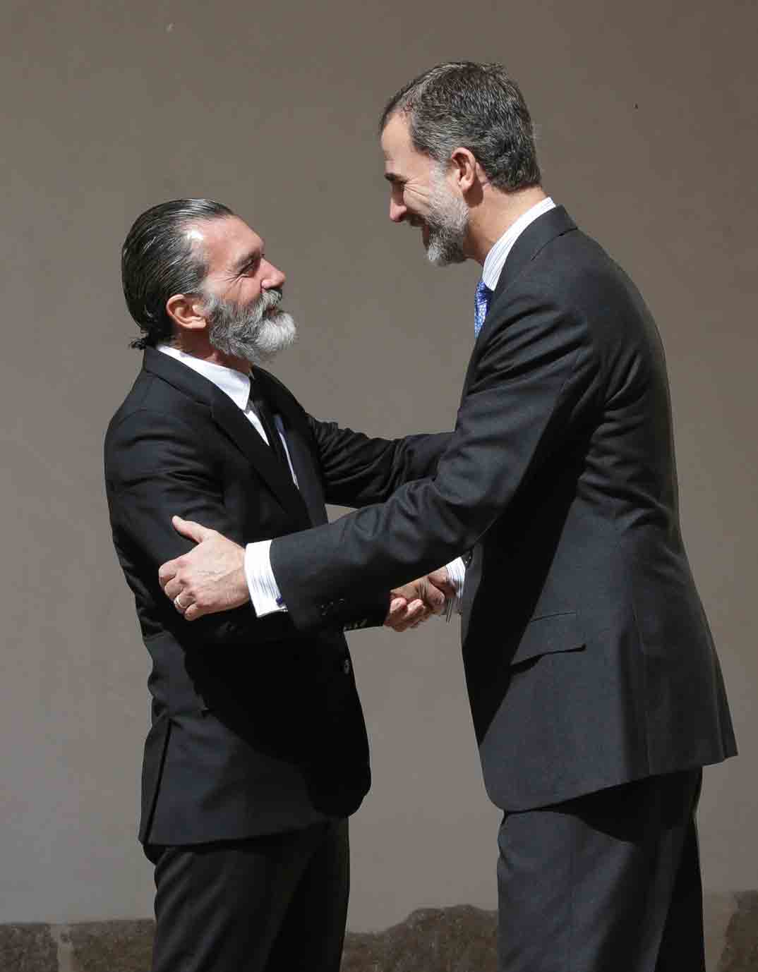 Felipe VI entrega el premio Camino Real a Antonio Banderas