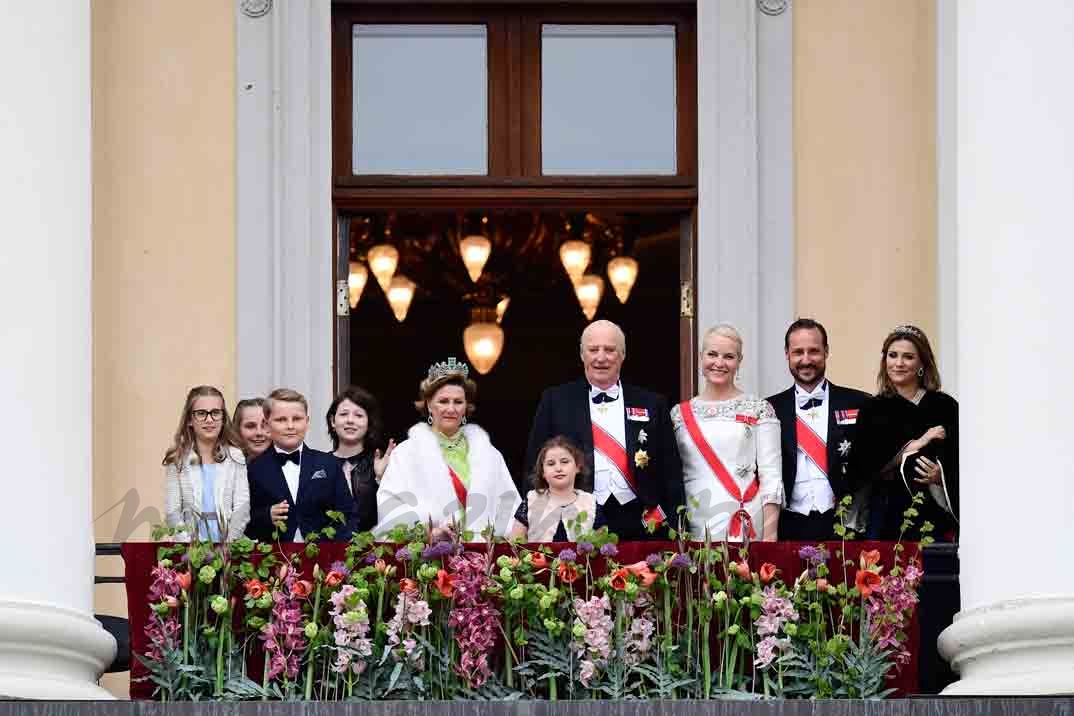 Reyes Harald y Sonia de Noruega con sus hijos y nietos
