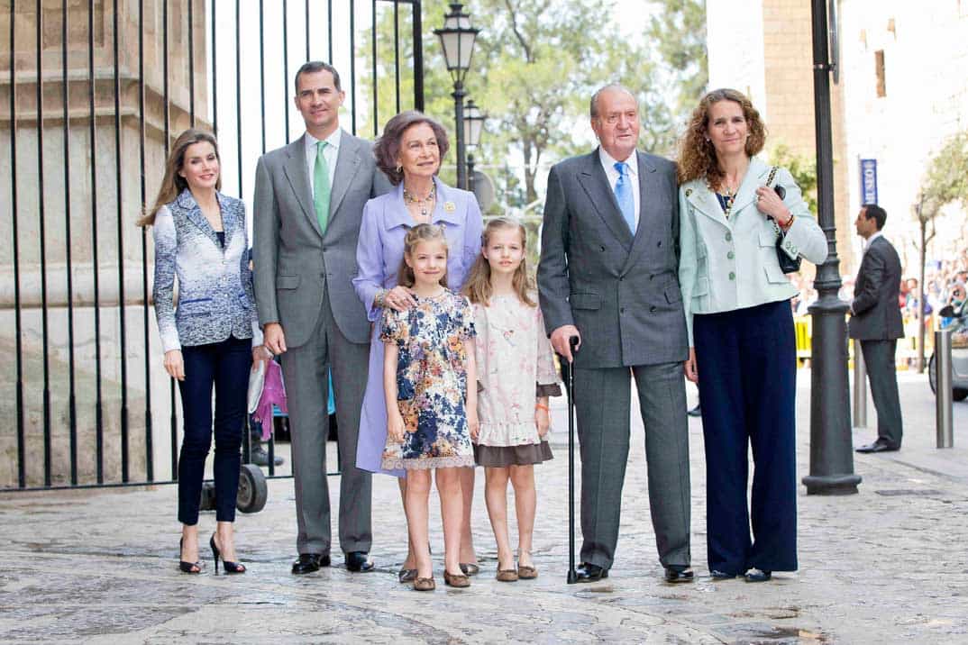 El rey don Juan Carlos en la Misa de Pascua con la Familia Real