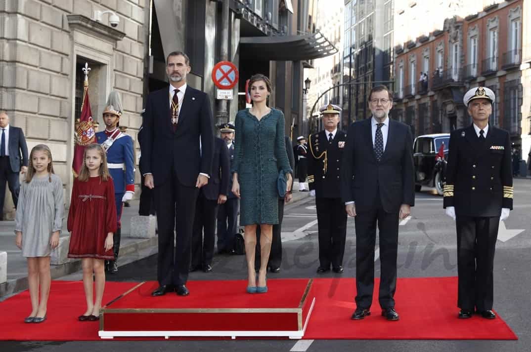 Sus Majestades los Reyes, acompañados por sus hijas, la Princesa de Asturias y la Infanta Sofía, el presidente del Gobierno, Mariano Rajoy, y el jefe de Estado Mayor de la Defensa, Fernando García Sánchez © Casa de S.M. el Rey