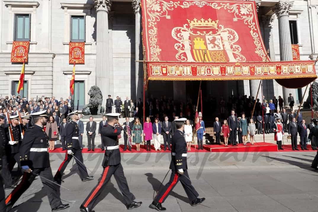 La Familia Real durante el desfile militar al paso de la Enseña Nacional frante al Palacio de las Cortes © Casa de S.M. el Rey