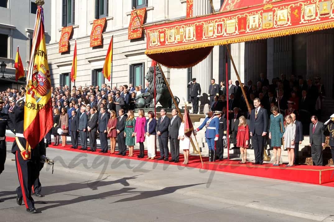 La Familia Real durante el desfile militar al paso de la Enseña Nacional frante al Palacio de las Cortes © Casa de S.M. el Rey