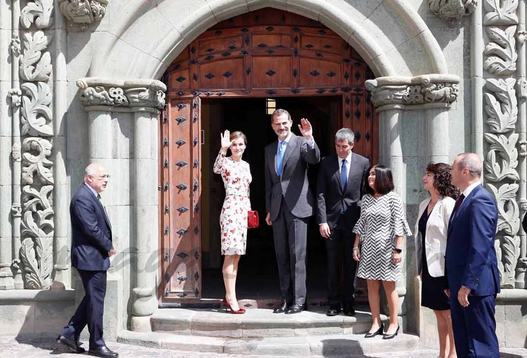 Sus Majestades los Reyes saludan desde la entrada de la Casa de Colón © Casa S.M. El Rey