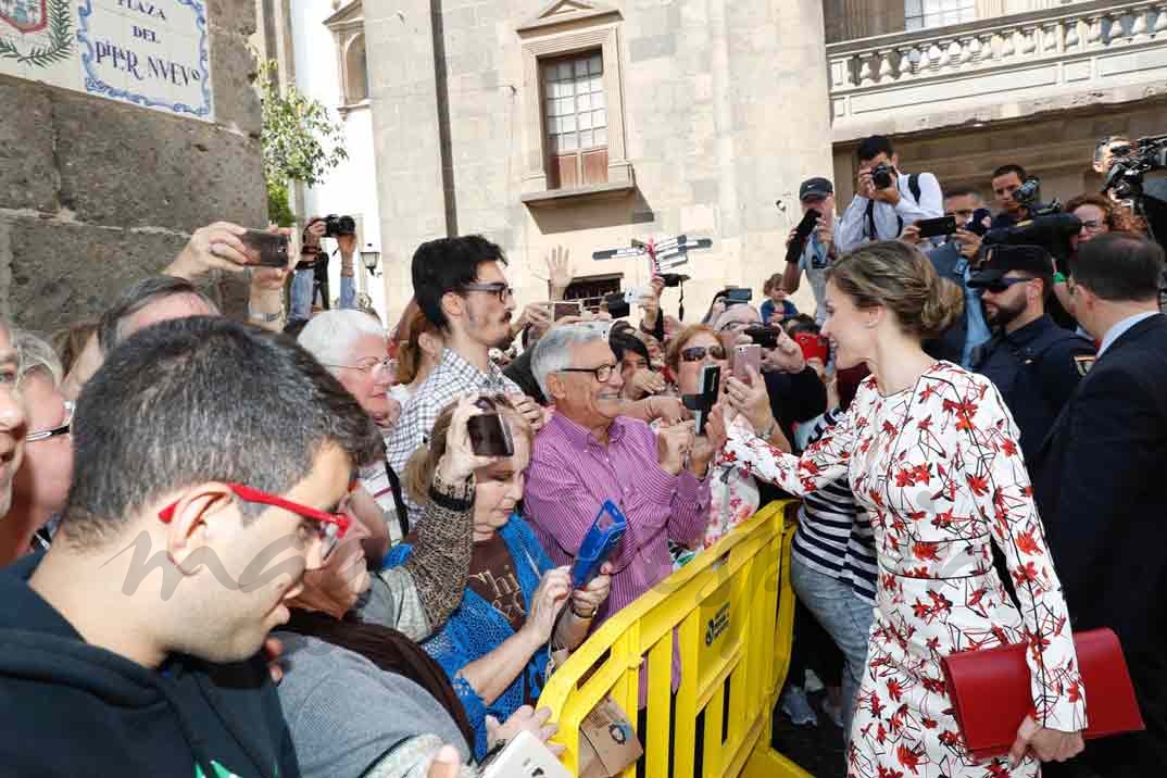 Doña Letizia recibe el cariño de los vecinos de Las Palmas de Gran Canaria a su llegada a Casa de Colón © Casa S.M. El Rey