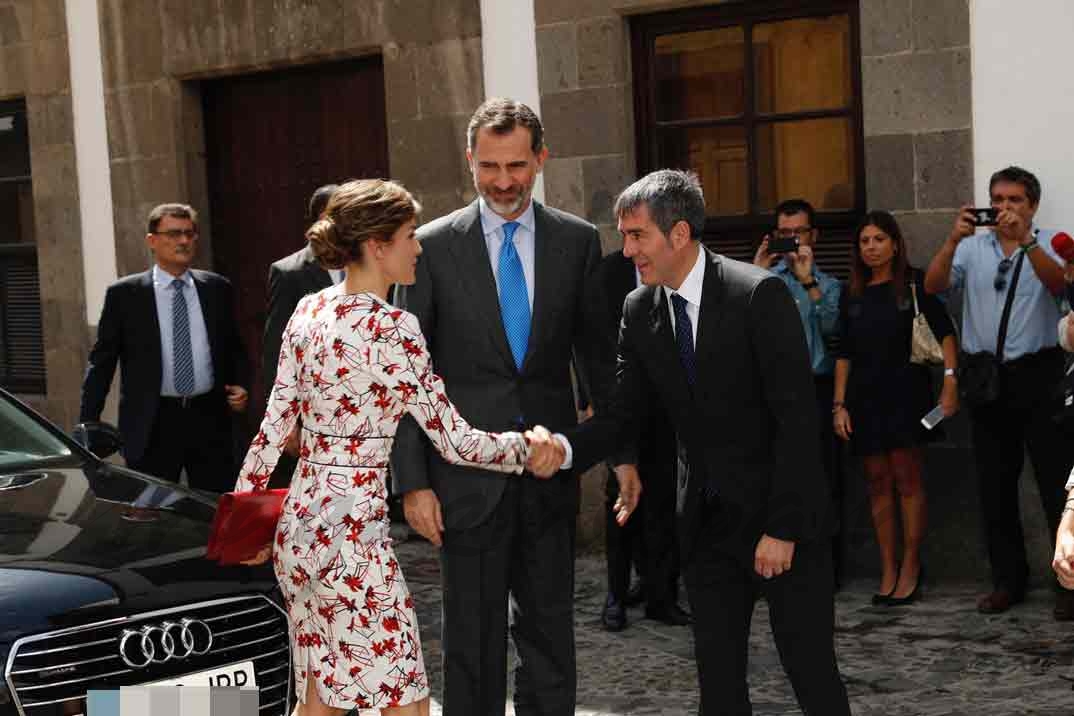Doña Letizia recibe el saludo del Presidente del Gobierno de Canarias, Fernando Clavijo © Casa S.M. El Rey
