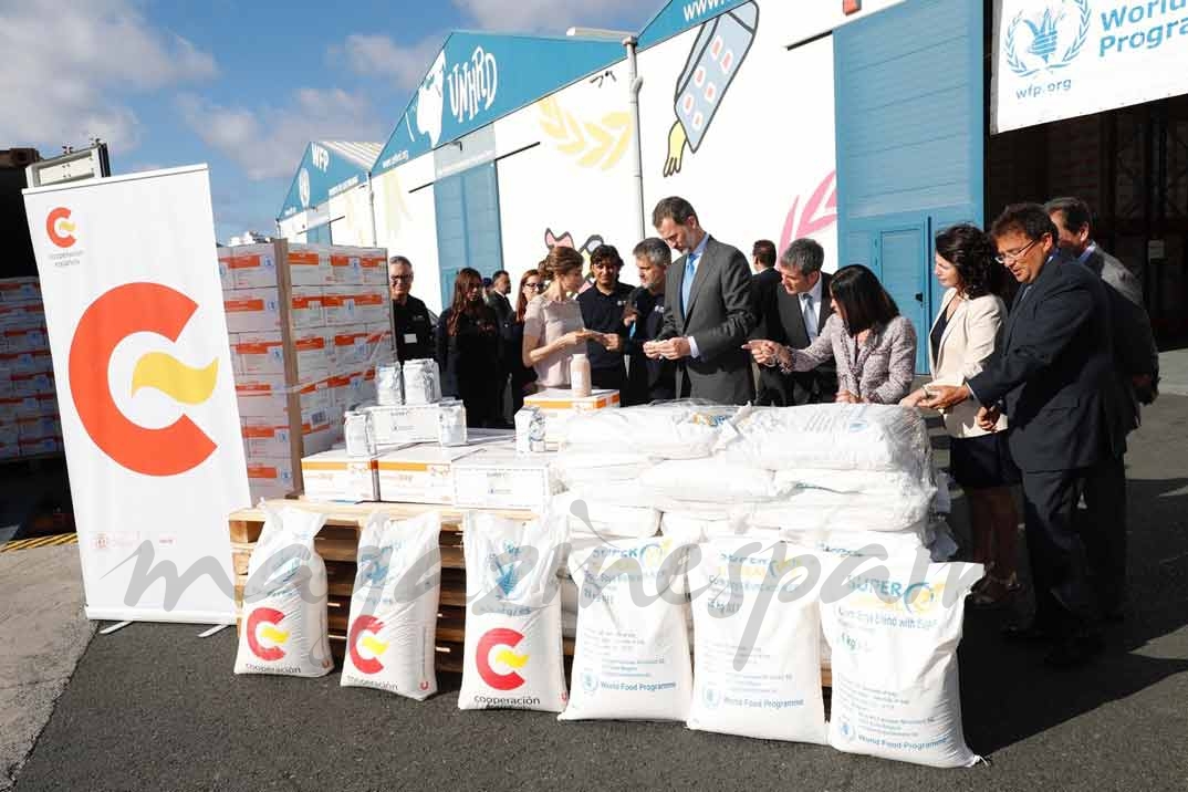 Don Felipe y Doña Letizia durante el recorrido por las instalaciones a las sedes del Programa Mundial de Alimentos de las Palmas de Gran Canaria y del Centro de Cooperación con África de Cruz Roja Española situadas en el Puerto de La Luz © Casa S.M. El Rey