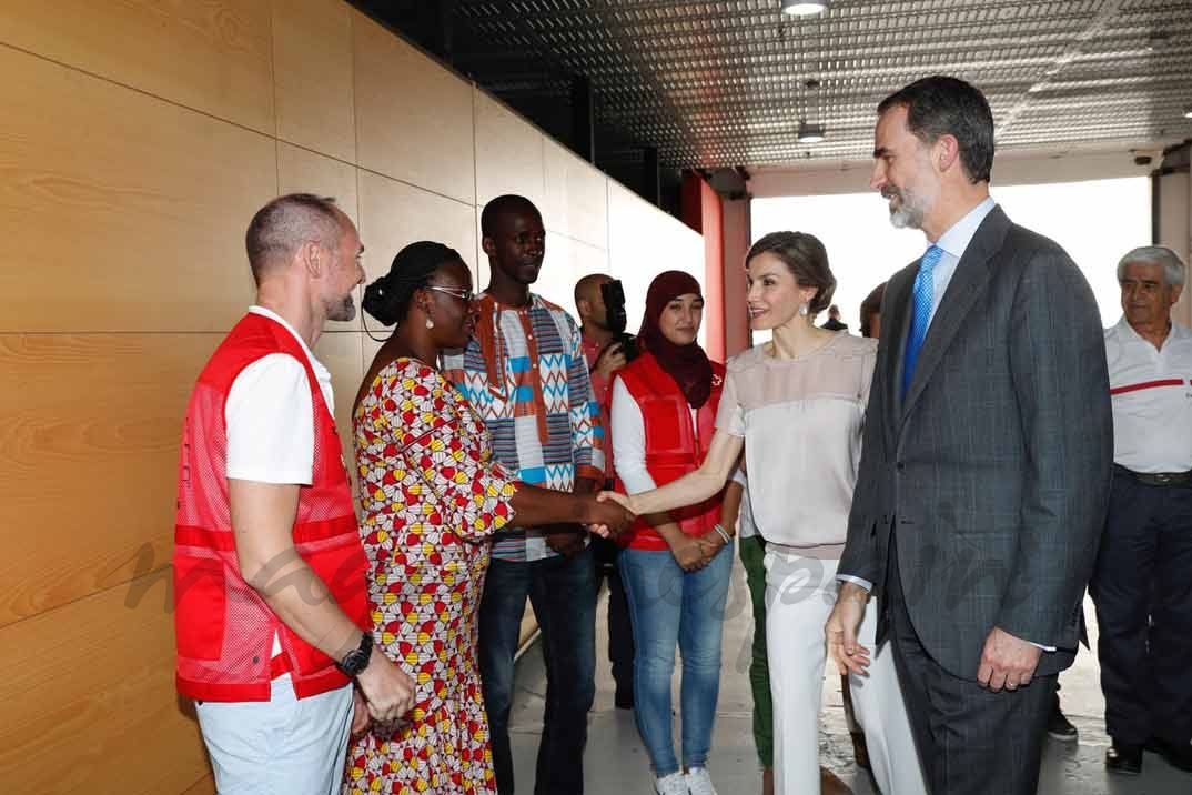 Sus Majestades los Reyes reciben el saludo de colaboradores del Programa Mundial de Alimentos de las Palmas de Gran Canaria y del Centro de Cooperación con África de Cruz Roja Española © Casa S.M. El Rey