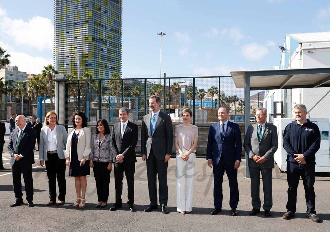 Fotografía de grupo de Sus Majestades los Reyes con las autoridades asistentes al acto del Puerto de La Luz © Casa S.M. El Rey