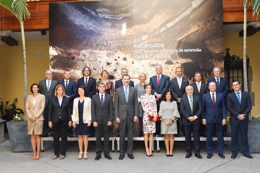 Fotografía de grupo de Sus Majestades los Reyes con los alcaldes y responsables del proyecto de Risco Caído © Casa S.M. El Rey