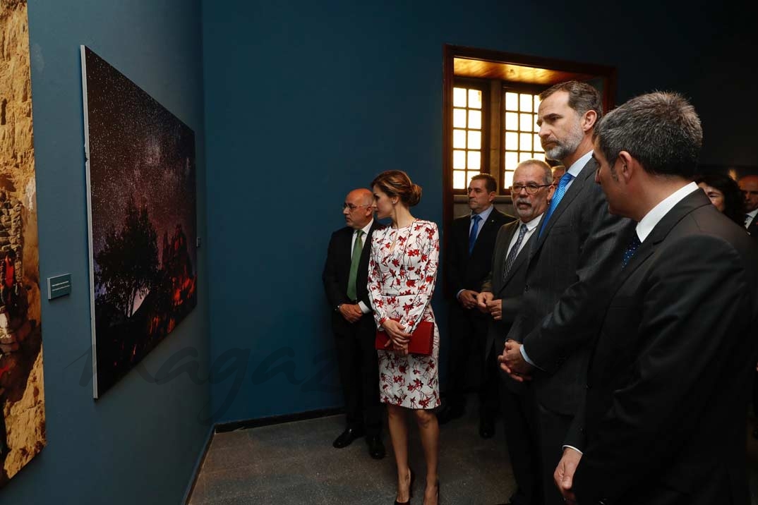 Don Felipe y Doña Letizia durante su recorrido por la exposición de fotografías de gran tamaño y de elementos destacados sobre la candidatura 