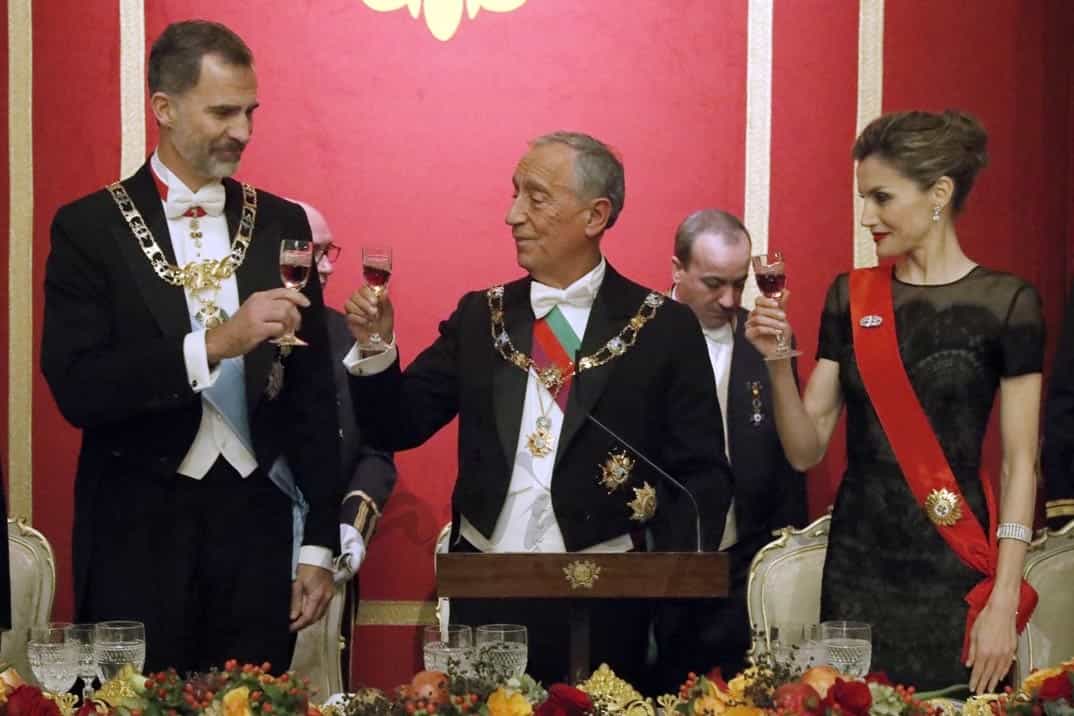 Don Felipe y Doña Letizia brindan con el Presidente de la República Portuguesa, Marcelo Rebelo de Sousa © Casa S.M. El Rey