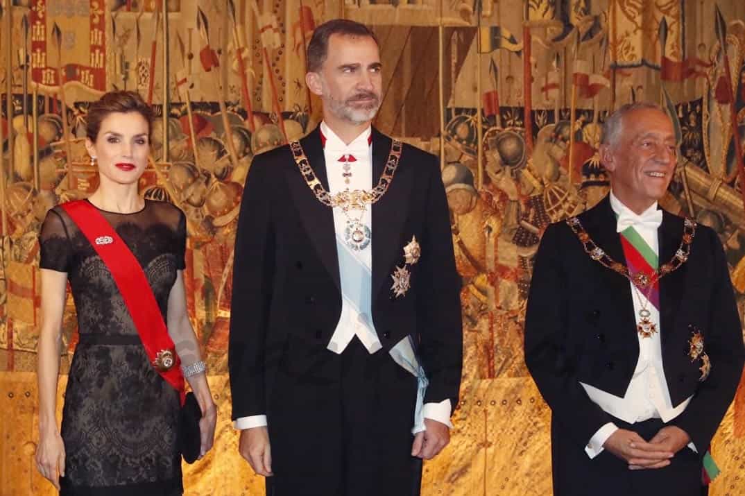 Sus Majestades los Reyes y el Presidente de la República Portuguesa, antes del comienzo de la cena © Casa S.M. El Rey