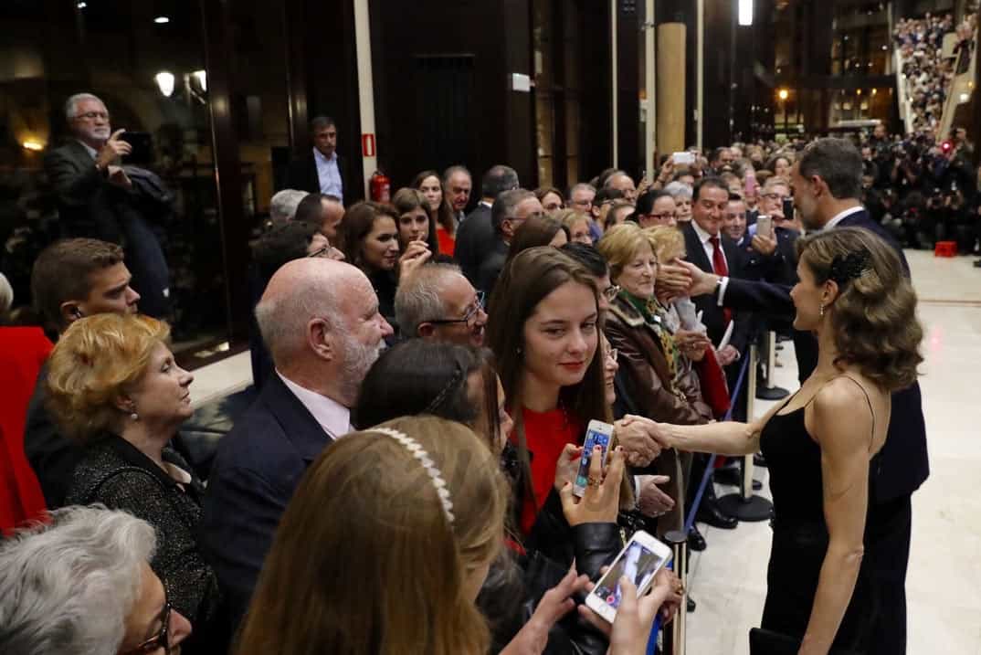 Doña Letizia saluda al público asistente al finalizar el concierto © Casa S.M. El Rey