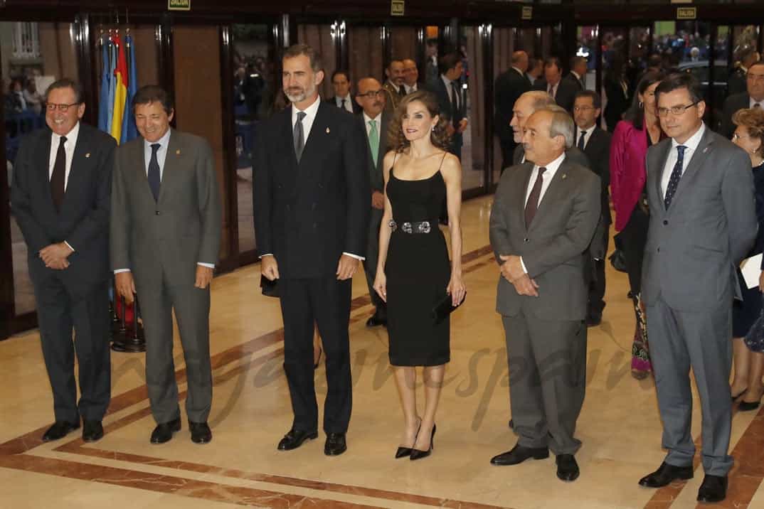 Don Felipe y Doña Letizia, junto con las autoridades que les recibieron a su llegada © Casa S.M. El Rey