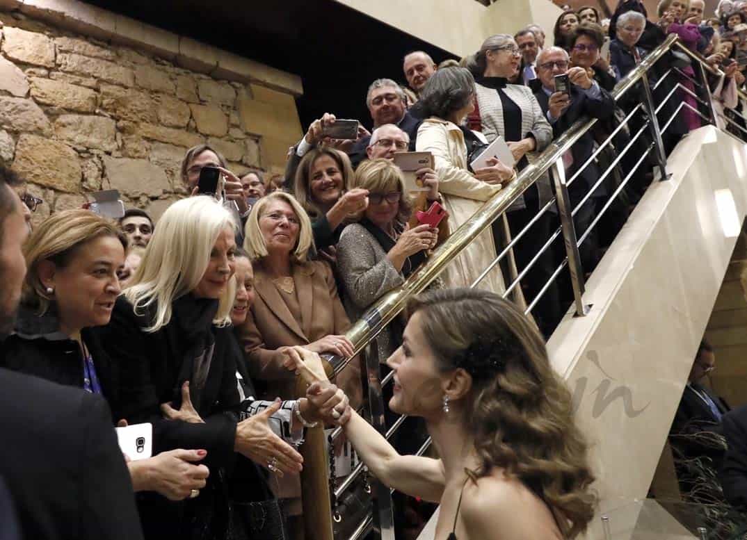 Doña Letizia saluda al público asistente al finalizar el concierto © Casa S.M. El Rey