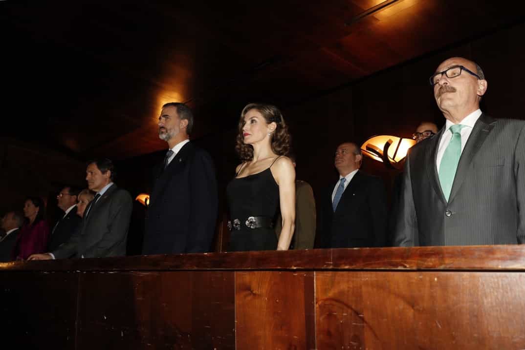 Don Felipe y Doña Letizia, junto al resto de autoridades, en el palco de honor, durante la interpretación del Himno Nacional © Casa S.M. El Rey
