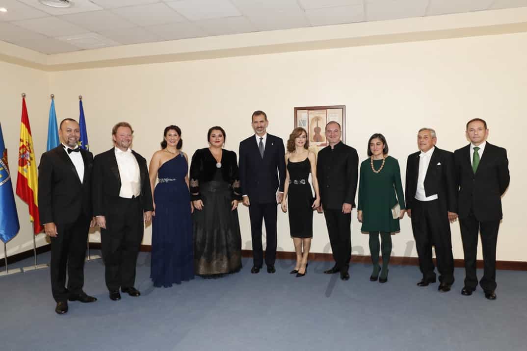 Don Felipe y Doña Letizia, con los directores y los solistas, durante el intermedio © Casa S.M. El Rey