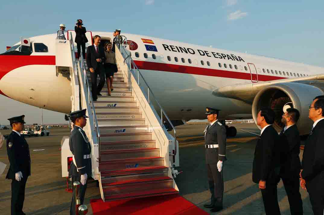 Sus Majestades los Reyes descienden por la escalerilla del avión a su llegada a Japón © Casa S.M. El Rey