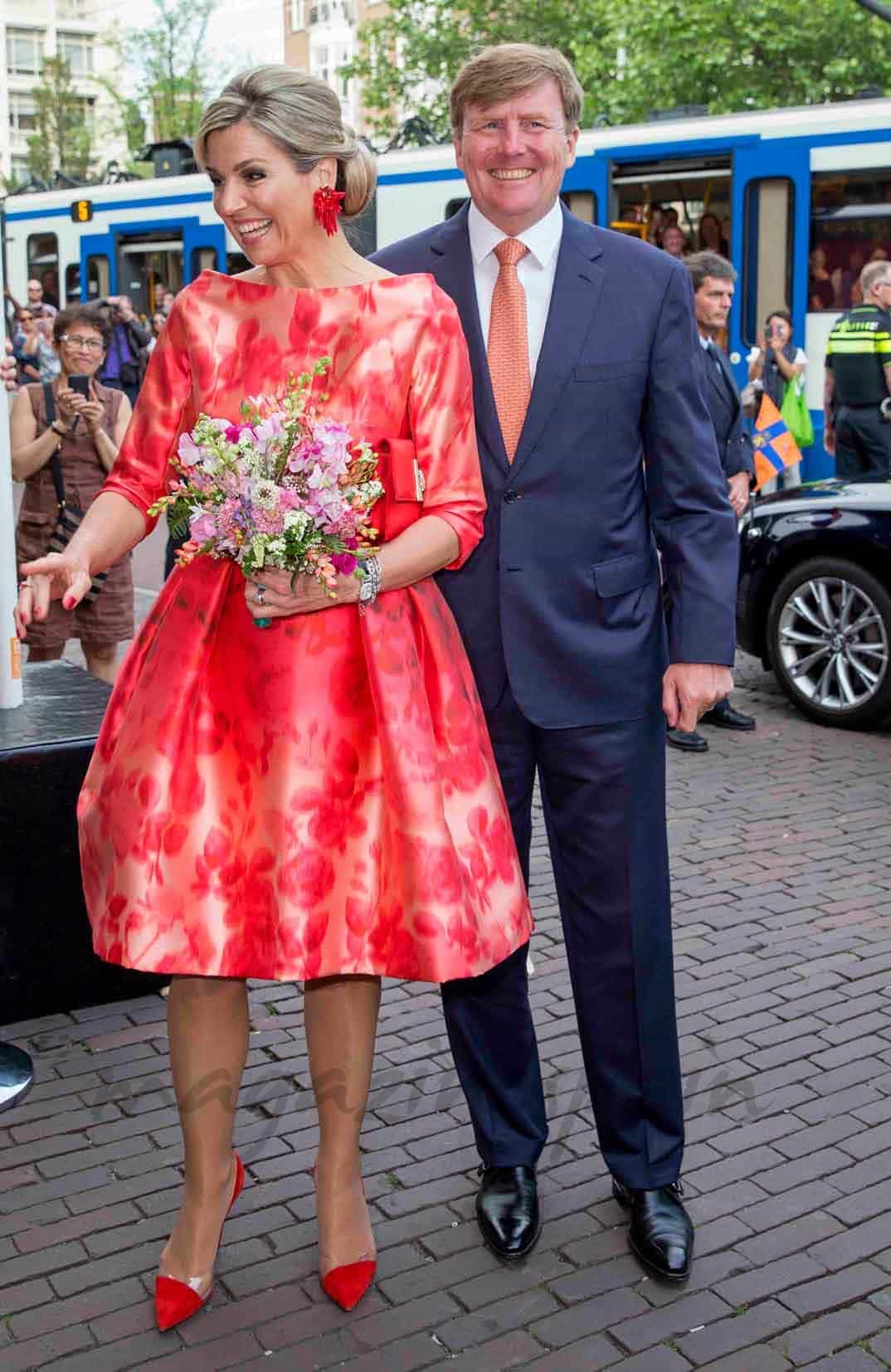 primavera en el traje de la reina maxima de holanda