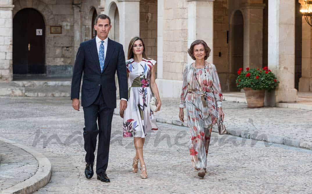 reyes felipe y letizia con la reina sofia