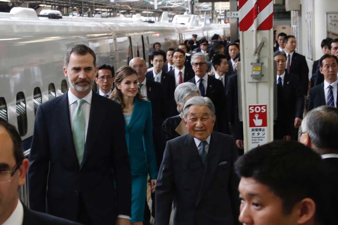 Sus Majestades los Reyes junto a los Emperadores de Japón, en la Estación Central de Tokio momentos antes de coger el Tren Bala © Casa S.M. El Rey