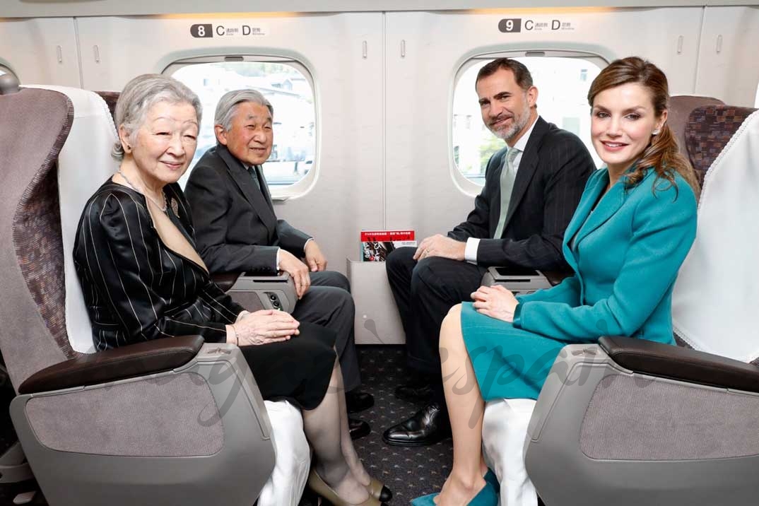 Sus Majestades los Reyes junto a los Emperadores de Japón, en en Tren Shinkansen con destino a la ciudad de Shizuoka © Casa S.M. El Rey