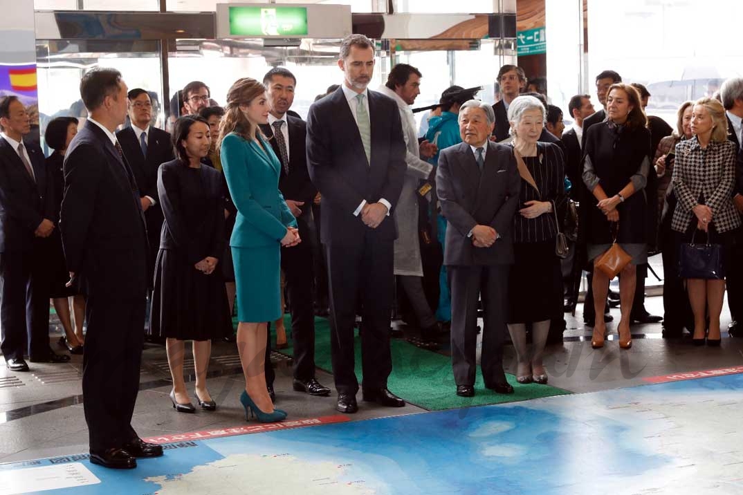 Sus Majestades los Reyes junto a los Emperadores de Japón a su llegada al Centro de Estudio, Concienciación y Prevención de Catástrofes Naturales provocadas por movimientos sísmicos de la prefectura de Shizuoka © Casa S.M. El Rey