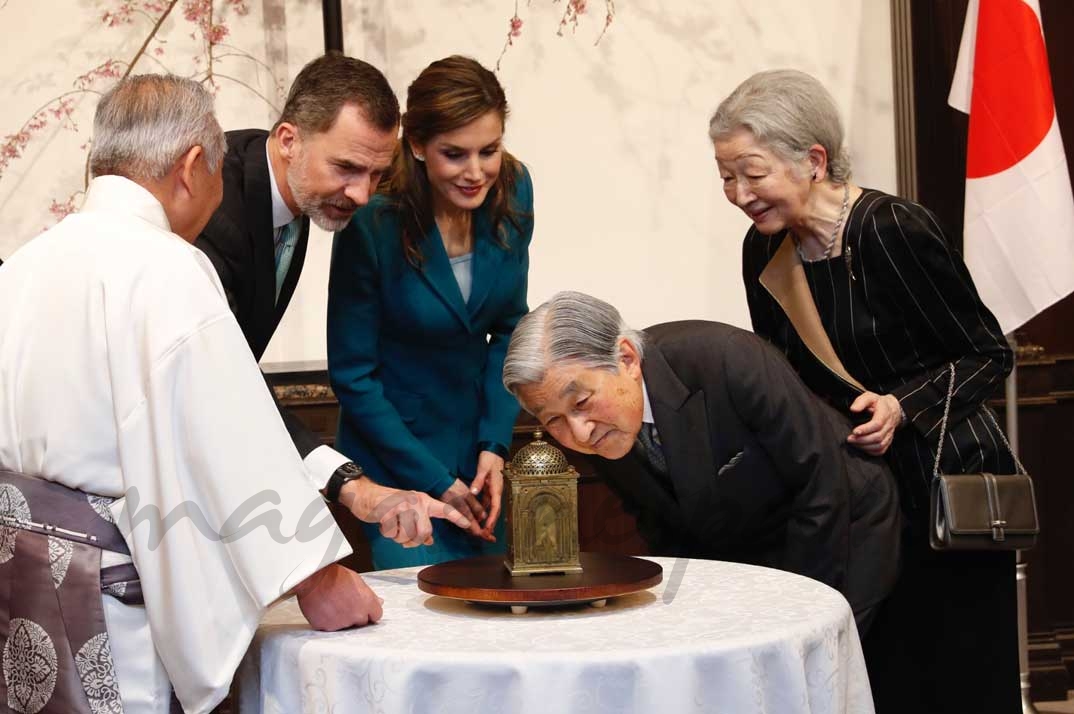 Sus Majestades los Reyes y los Emperadores de Japón observan un reloj original regalado por Su Majestad el Rey Felipe III al gobernador Tokugawa Ieyasu © Casa S.M. El Rey