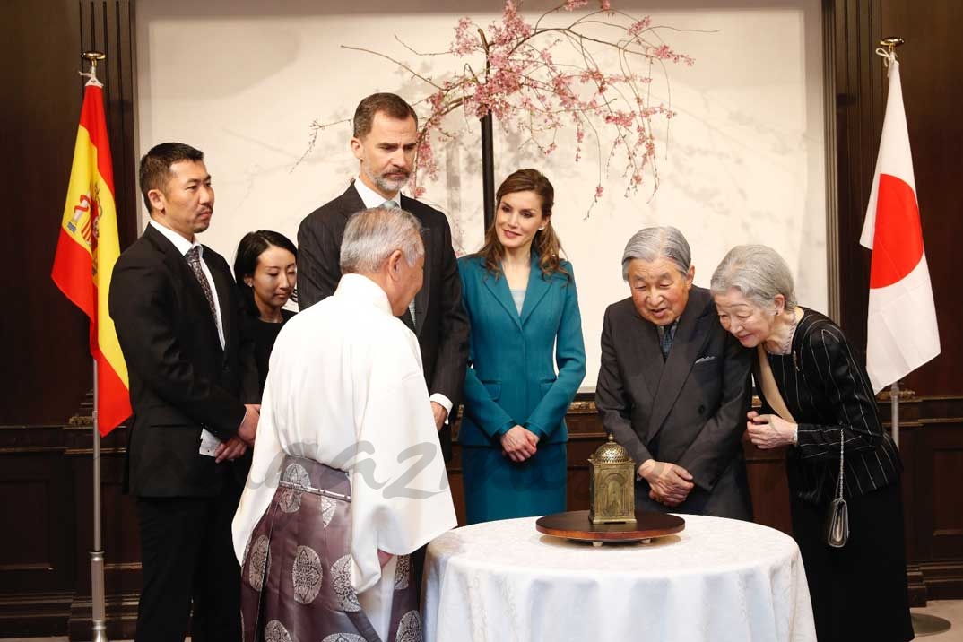 Sus Majestades los Reyes y los Emperadores de Japón observan un reloj original regalado por Su Majestad el Rey Felipe III al gobernador Tokugawa Ieyasu © Casa S.M. El Rey