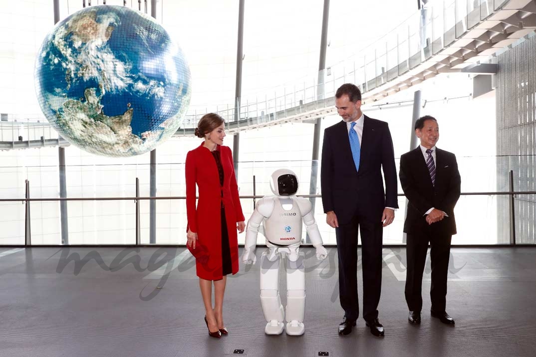 Sus Majestades los Reyes, el robot "Asimo" y el presidente del Museo Miraikan, Mamoru Mohri © Casa S.M. El Rey