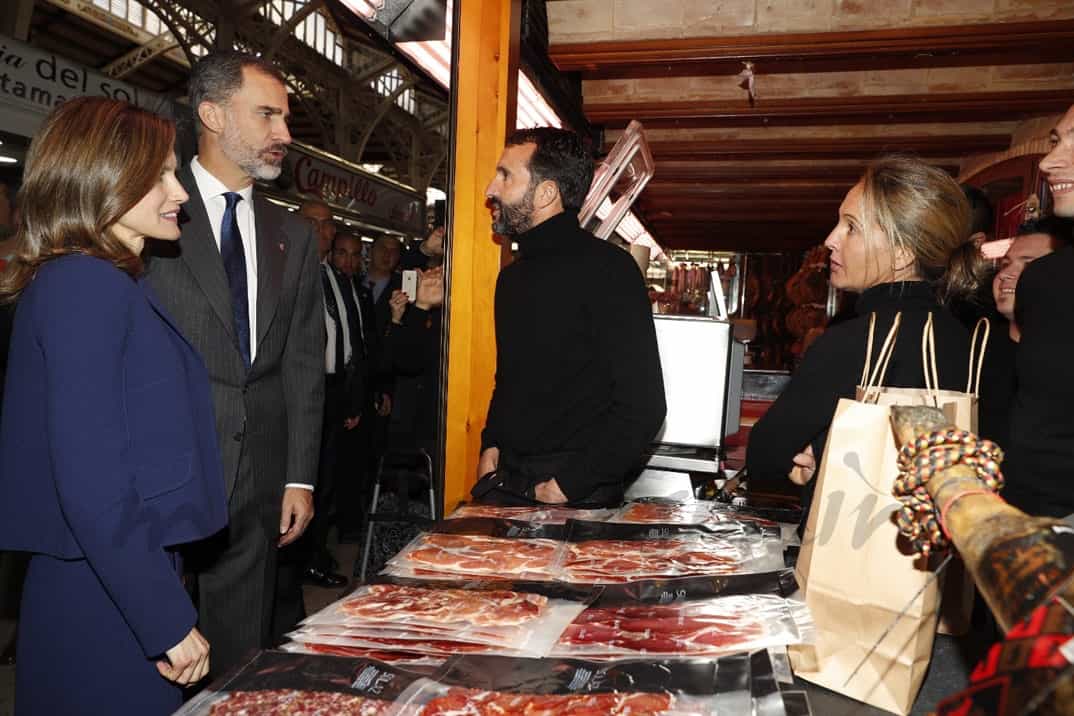 Sus Majesatades los Reyes en el Mercado Central de Valencia © Casa de S.M. el Rey