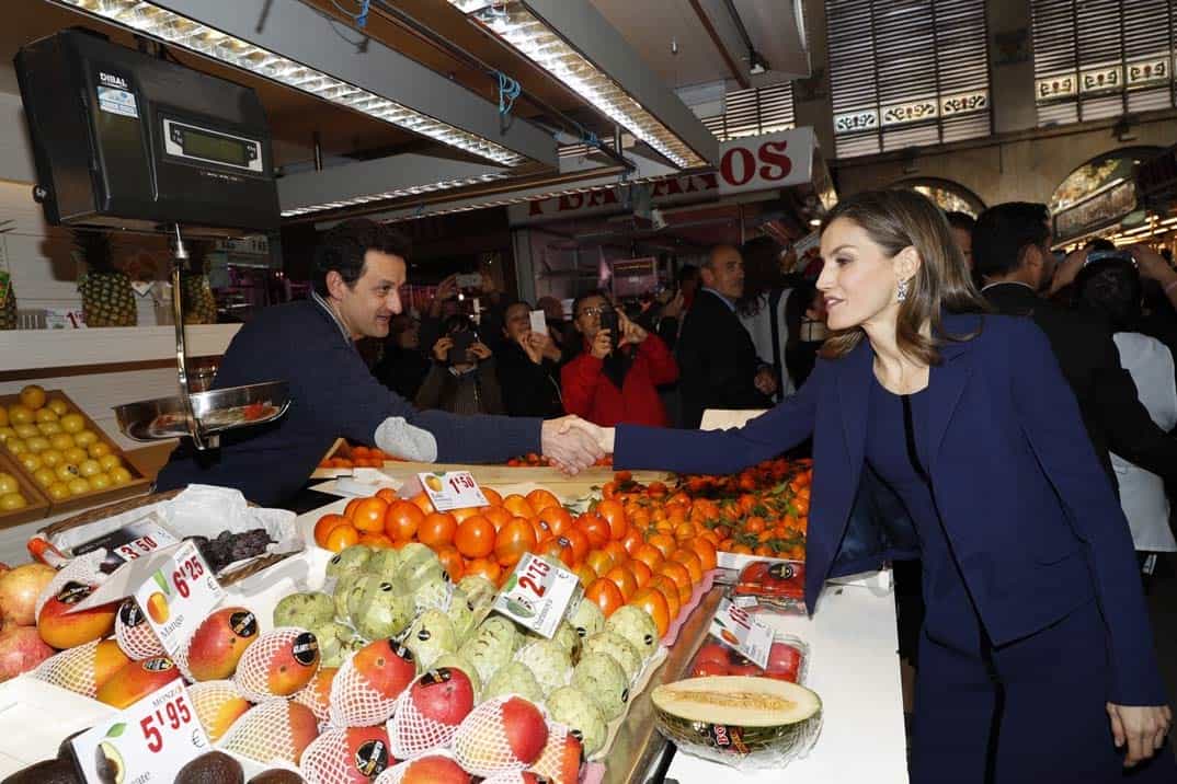 Sus Majesatades los Reyes en el Mercado Central de Valencia © Casa de S.M. el Rey