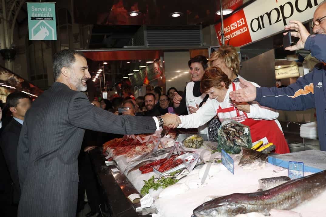 Sus Majesatades los Reyes en el Mercado Central de Valencia © Casa de S.M. el Rey