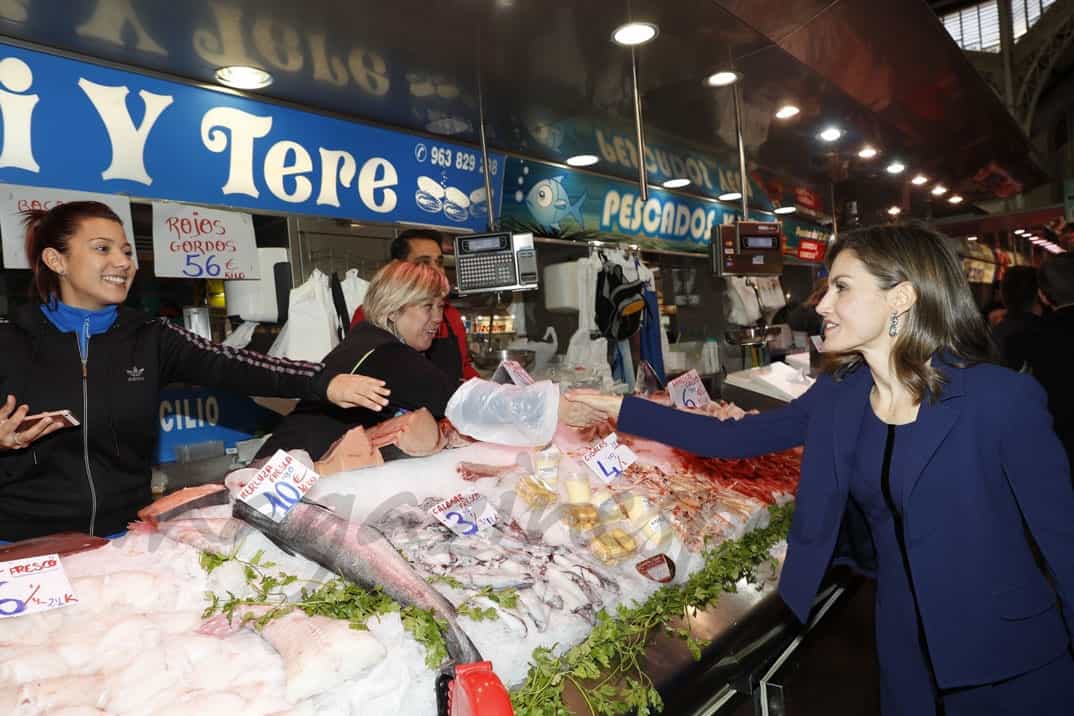 Sus Majesatades los Reyes en el Mercado Central de Valencia © Casa de S.M. el Rey