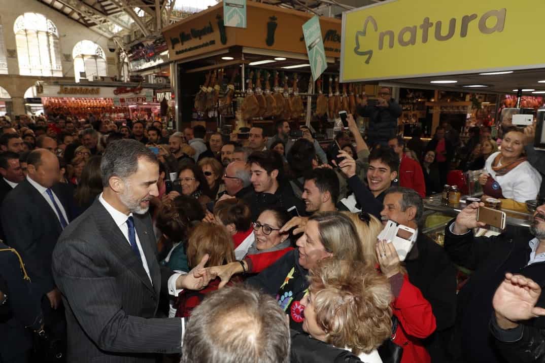 Sus Majesatades los Reyes en el Mercado Central de Valencia © Casa de S.M. el Rey